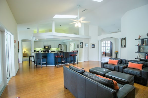 Flooring, Floor, Couch, Furniture, Hardwood