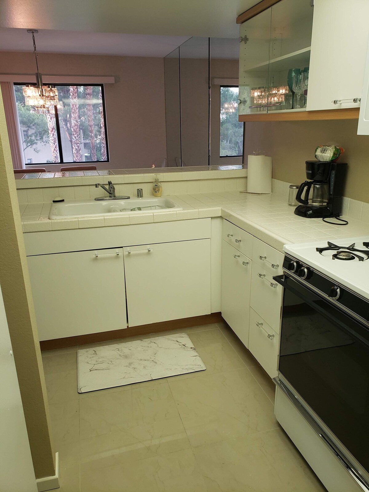 PALM SPRINGS AREA CONDO W/COMMUNITY POOL & TENNIS