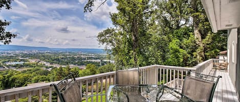 Chattanooga Vacation Rental | 4BR | 3BA | 3,000 Sq Ft | Stairs to Access