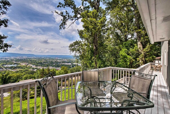 Chattanooga Vacation Rental | 4BR | 3BA | 3,000 Sq Ft | Stairs to Access