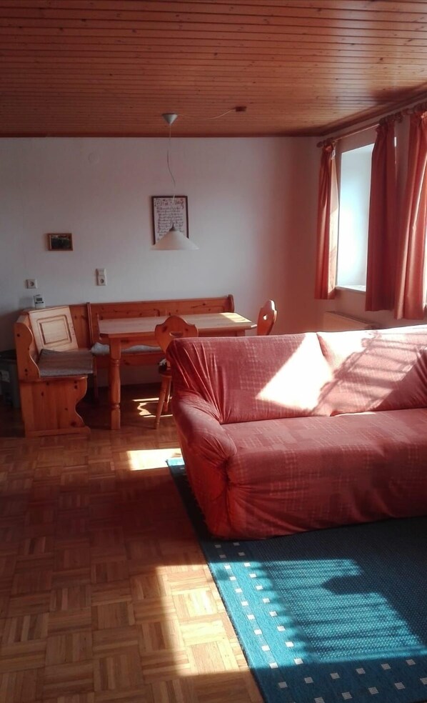 Rollstuhlgeeignete Ferienwohnung mit Südterrasse und kostenfreiem WLAN-Wohnbereich
