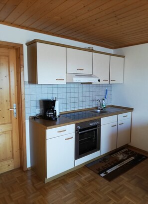Rollstuhlgeeignete Ferienwohnung mit Südterrasse und kostenfreiem WLAN-Küche