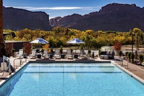 Seasonal swimming pool, hot tub, poolside loungers, and picnic tables