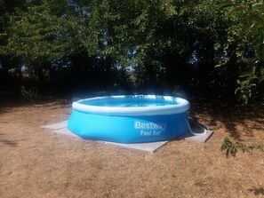 Piscine hors-sol en saison, sans vis-à-vis