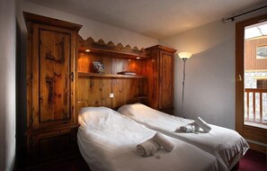 Tuck into the 2 SIngle beds in the second bedroom.