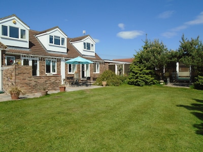 large bungalow near harrogate with hot tub and pool