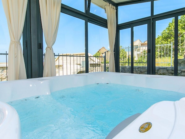 Indoor spa tub