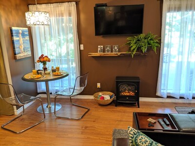 Quiet hideaway near Sidney, BC with king bed, kitchenette and private bathroom