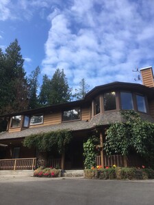 Quiet hideaway near Sidney, BC with king bed, kitchenette and private bathroom