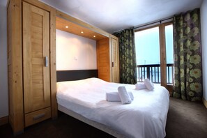 Drift to sleep in the comfortable Double bed in the bedroom (PLEASE NOTE that the bedroom may NOT have private balcony/terrace access).