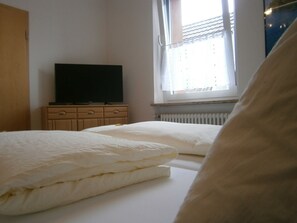Dreibettzimmer: TV