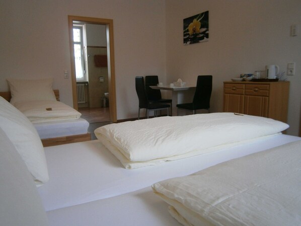 Dreibettzimmer mit Bad