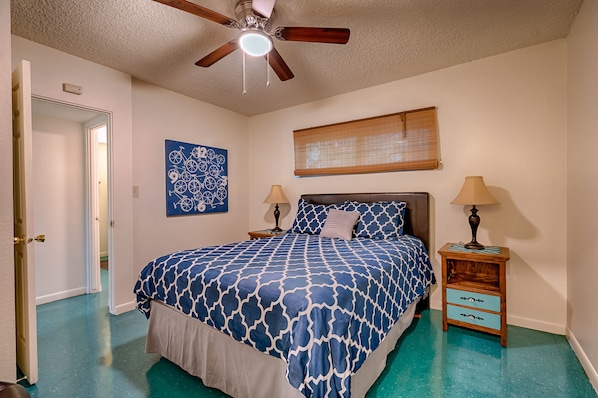 Comfy queen bed and bedroom