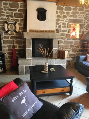 Le gîte de la baie du Kernic -séjour de 30 m2 avec poêle à bois ( fév 2021 ) 🔥