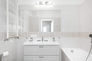 Comfortable bathroom with bathtub. 