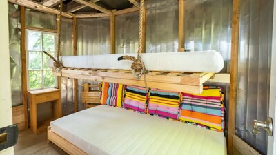 Kalama Hideaway, Rustic Getaway Sleeps  25 