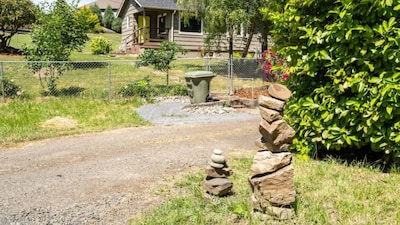 Kalama Hideaway, Rustic Getaway Sleeps  25 