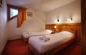 Two bedrooms each feature 2 Single beds.