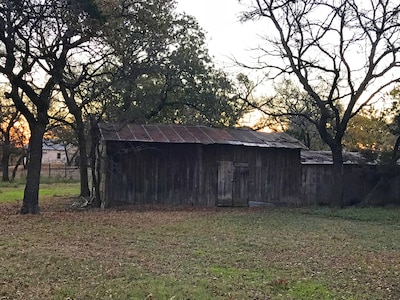 Large, Bright & Cheery Private Farmhouse Style Efficiency Apartment with King