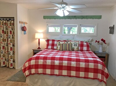 Large, Bright & Cheery Private Farmhouse Style Efficiency Apartment with King