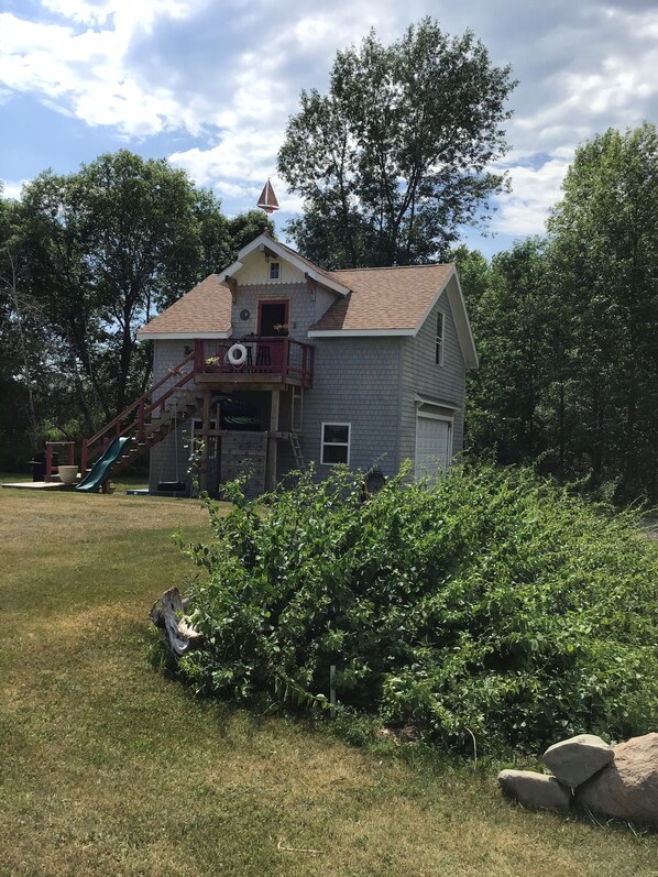 Shade , quiet ,privacy. Ample parking.

