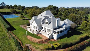 Stunning & spacious Hamptons style residence, perfect for larger groups