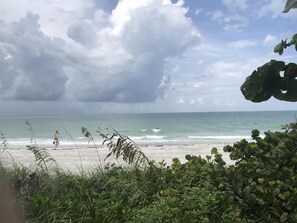 Beautiful Lido Key is ~4 miles from Villa Jasmine & through St. Armands Circle.