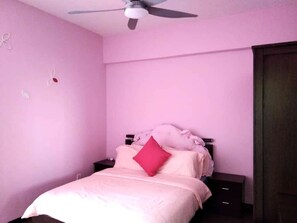 2nd bedroom with 1 queen bed