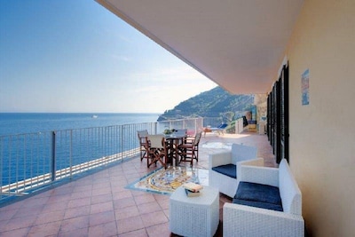 Boutique apartment with terrace overlooking the sea