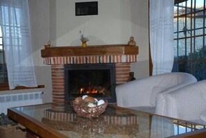 salón con chimenea