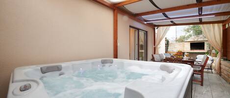 Spa tub