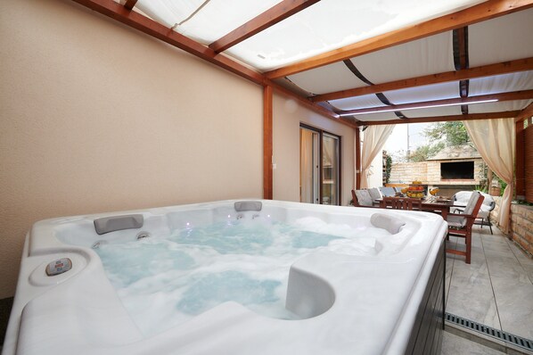 Spa tub