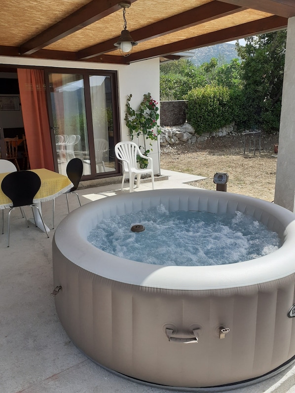 Spa tub