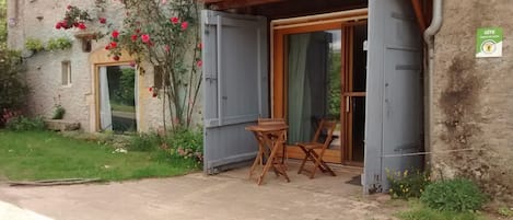 L'entrée du gîte avec petite table à votre dispositon à l'extérieur (côté route)