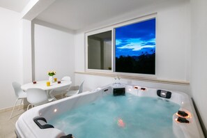 Spa tub