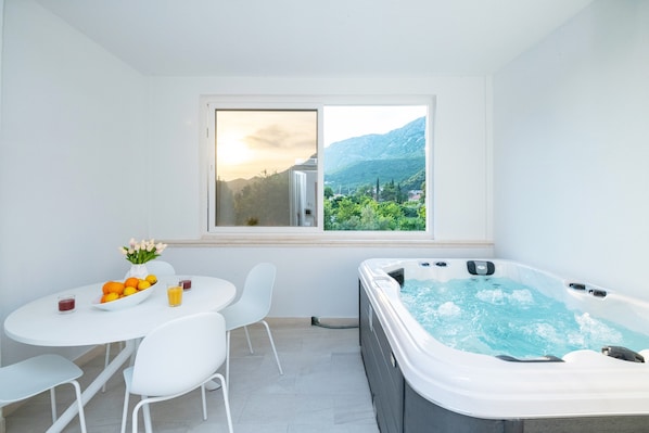 Spa tub