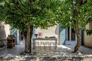 Terrasse privative, Maison des Voyageurs, Mas Saint-Gens, gĂźte de groupe Luberon