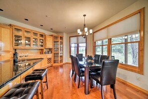 Dining Area | Dishes & Flatware Provided