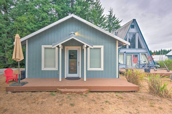 This 1-bedroom Langley Cottage sleeps 2.