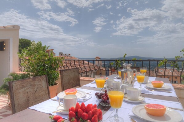 Outdoor dining