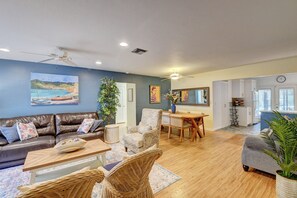 Open concept living room/dining room