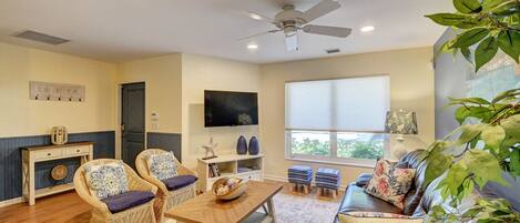 Bright and spacious living room 