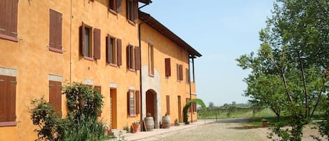 La facciata del agriturismo con entrata sotto il portico