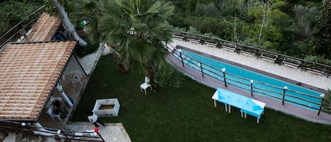 giardino e piscina visti dall'alto