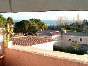 Vue de la terrasse du haut devant les chambres