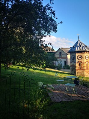La Normandise - vue du jardin, avec le pigeonnier