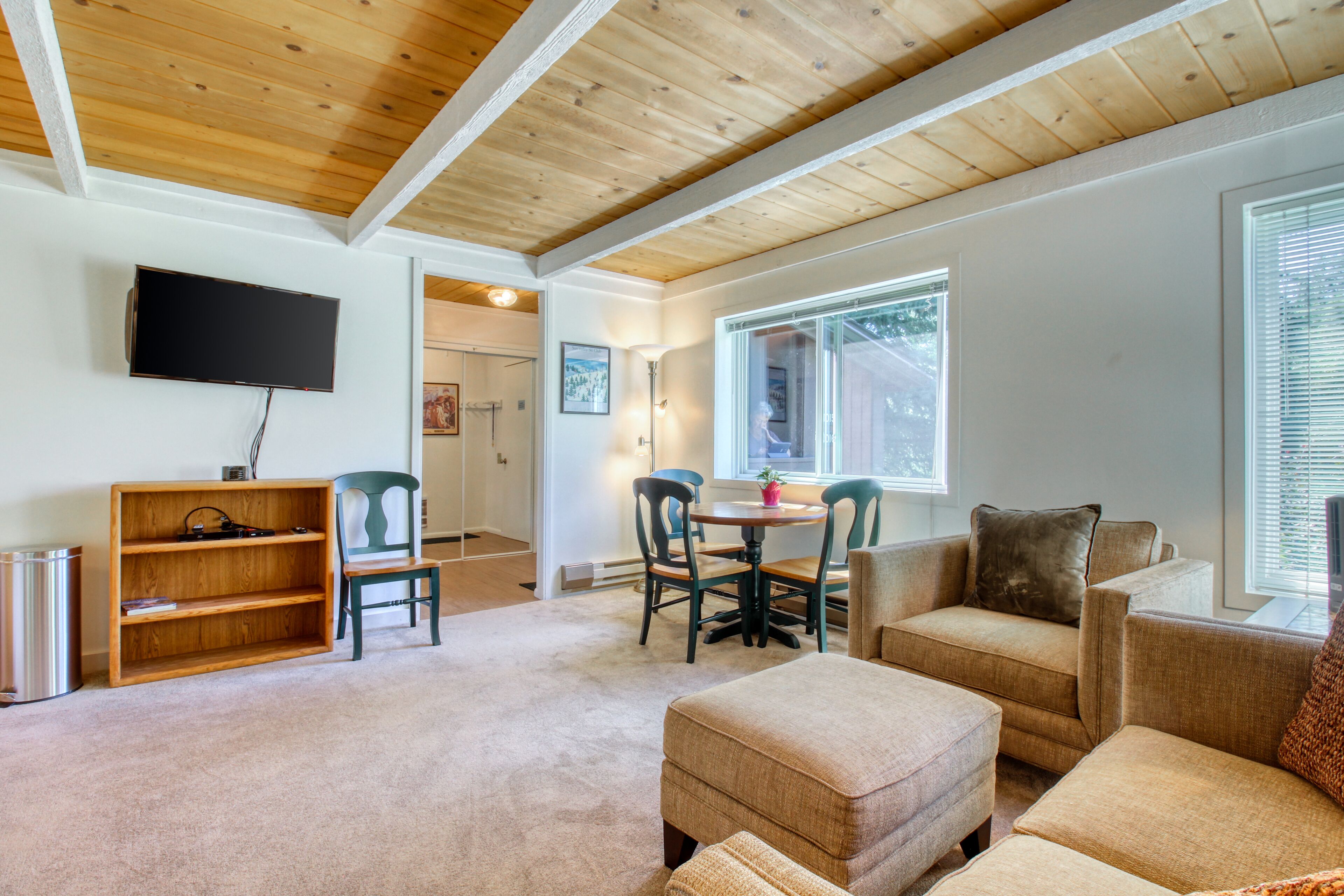 Gorgeous studio cabin w/ WiFi, cable, full kitchen, & easy