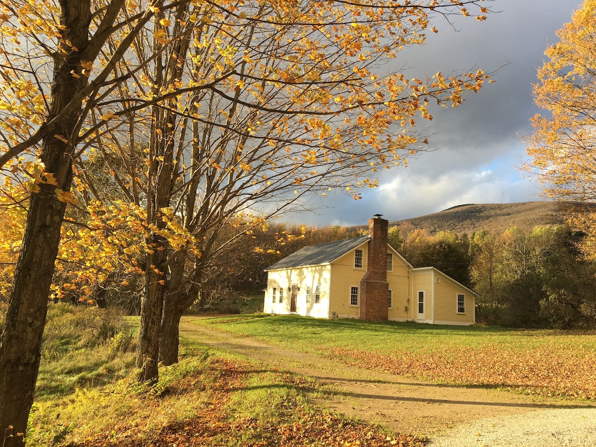 The Yellow Farmhouse (9 miles from Killington K-1 Lodge and 3 miles From Pico)