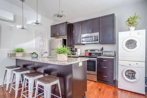 Fully stocked kitchen with washer/dryer!