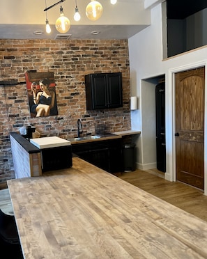 Newly remolded open concept kitchen. Very modern and warm 